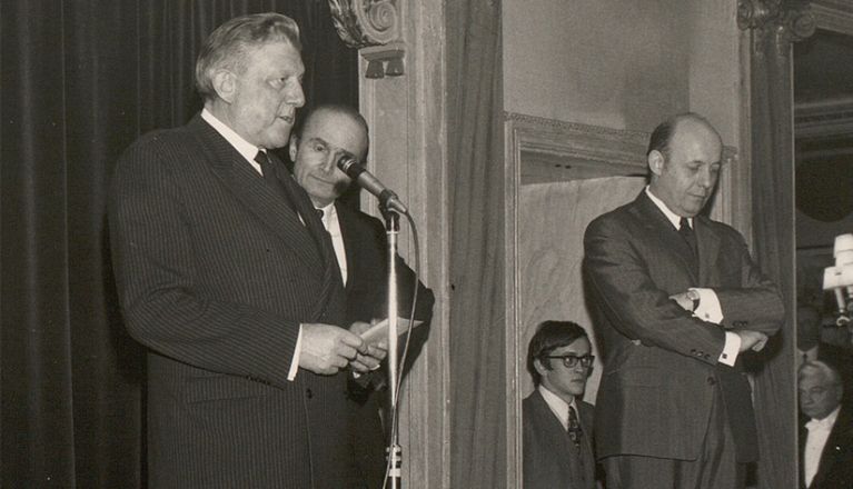 Paul Driant (au micro) et le directeur général Jacques Mayoux (à droite) lors de la cérémonie de commémoration du cinquantenaire de la CNCA (1971)
