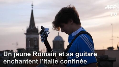 Un jeune romain et sa guitare enchantent l'Italie confinée - credit agricole