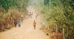 Personnes marchant le long de la route en Afrique - Crédit Agricole 1re banque France des Agriculteurs particuliers Professionnels et Entreprise