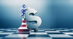 Une seule pièce d'échecs roi et un signe métallique du dollar américain sont debout sur un échiquier noir et blanc. La pièce d'échecs King est texturée avec le drapeau américain.