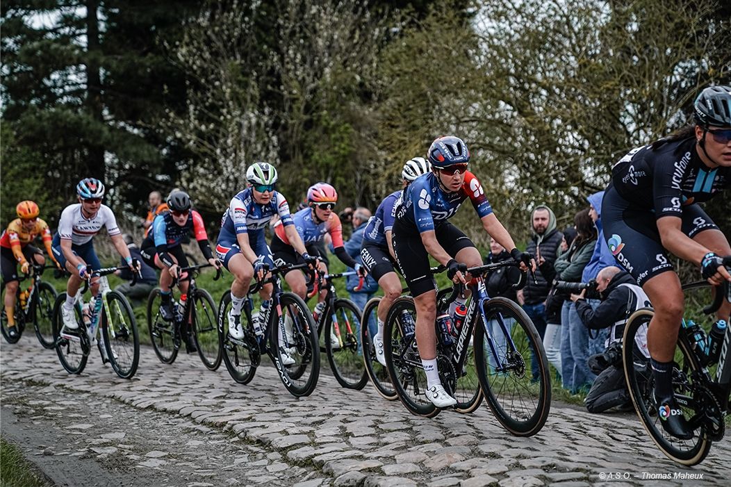 Cycliste sur le Paris Roubaix - Crédit Agricole 1re banque France particuliers professionnels institutions agriculture entreprise - Actualité Banque