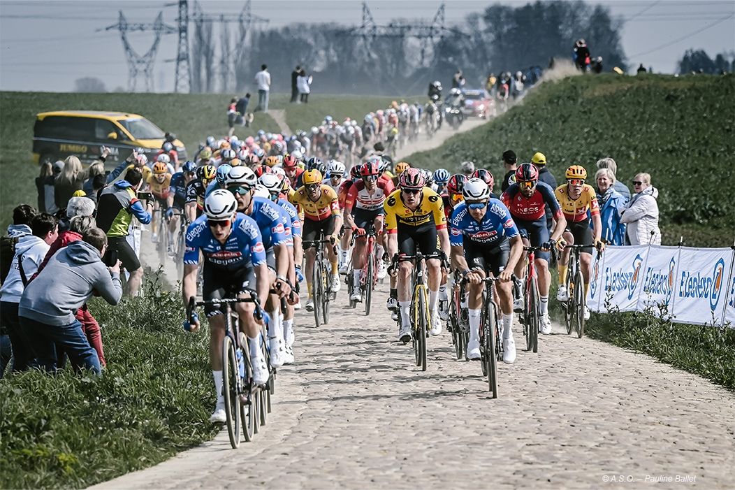 Cycliste sur le Paris Roubaix - Crédit Agricole 1re banque France particuliers professionnels institutions agriculture entreprise - Actualité Banque